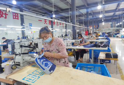 王家壩扶貧車間 家門口的箱包工廠，讓夢想在家鄉(xiāng)生根發(fā)芽